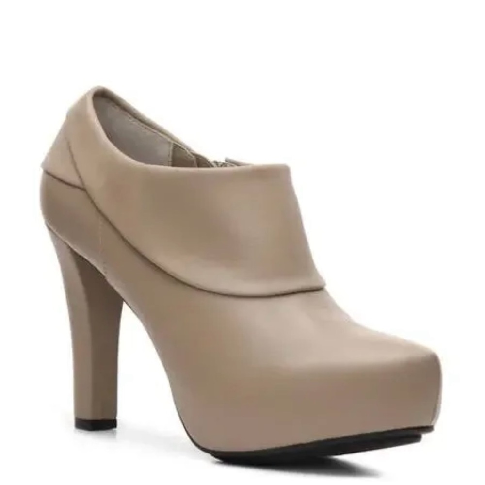 Me Too Tan Laser Leather Booties Size 6